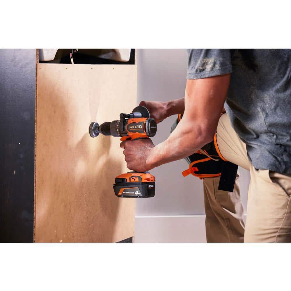 Perceuse-visseuse à percussion sans fil 18 V 1/2 po avec batterie 4 Ah MAX, chargeur 18 V et sac à outils.